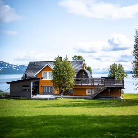 Отель Yggdrasil Farmhotel Retreat, & Yoga Straumsbukta